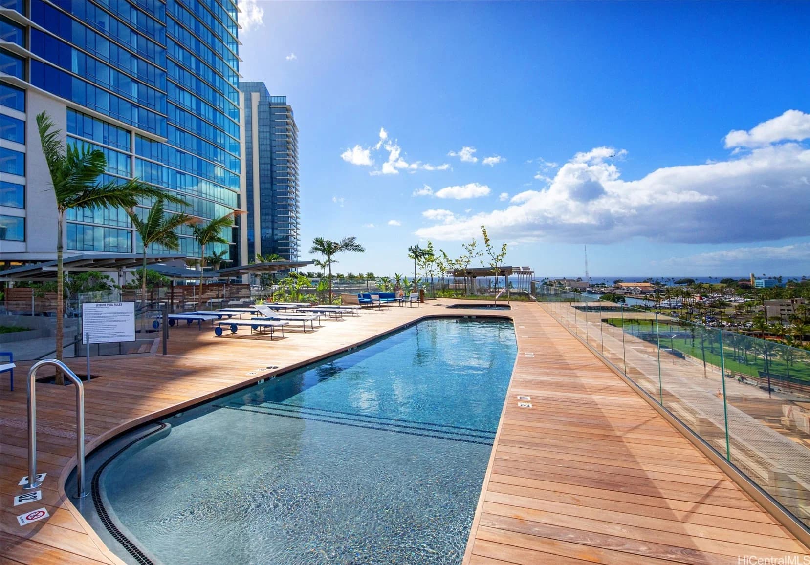 Aeʻo condominium entrance and lobby
